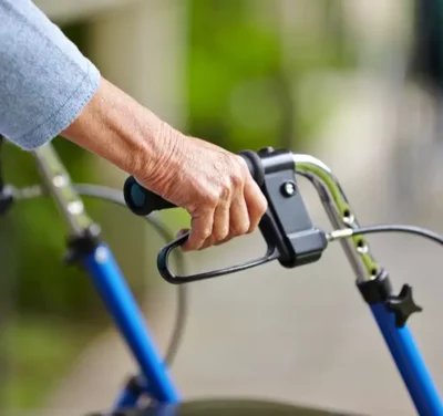 Scegliere l’ausilio giusto per camminare è essenziale.