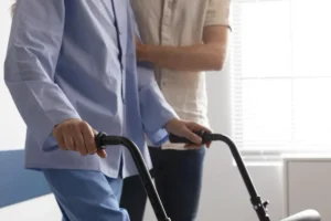 un aiuto per scegliere ausilio giusto per camminare nella fisioterapia a domicilio
